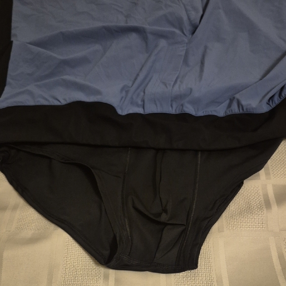 On Running Men's Athlentic Shorts With  Built-In Underwear Purple and Black - Picture 5 of 16